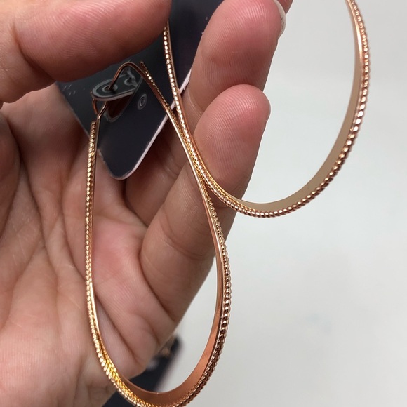 District LA Teardrop Twisted Hoops - Picture 6 of 7